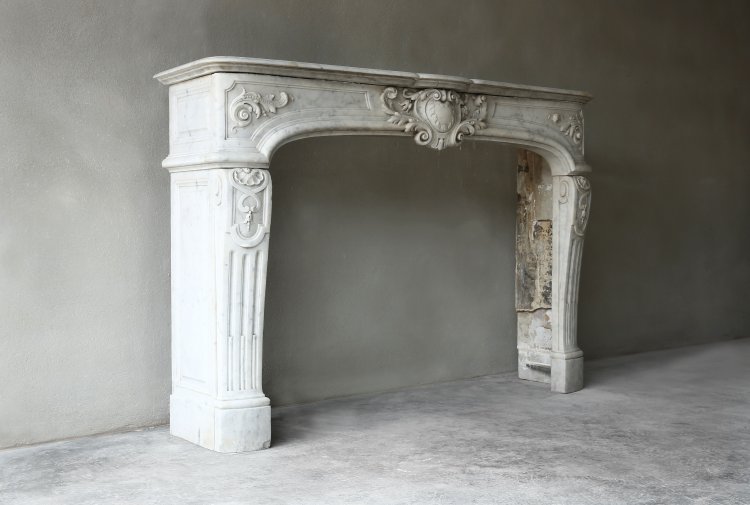 antieke marmeren schouwmantel gebeiteld van Carrara marmer