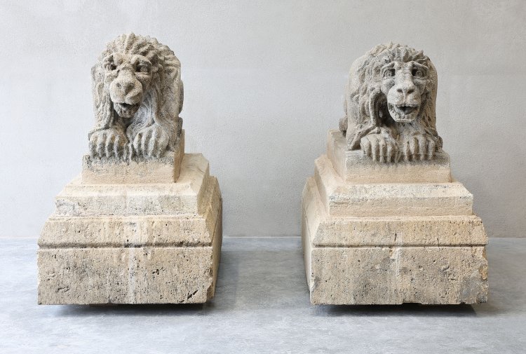 antieke set leeuwen op sokkel