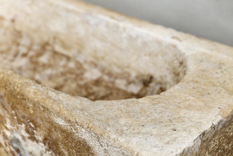 oude franse kalkstenen trog