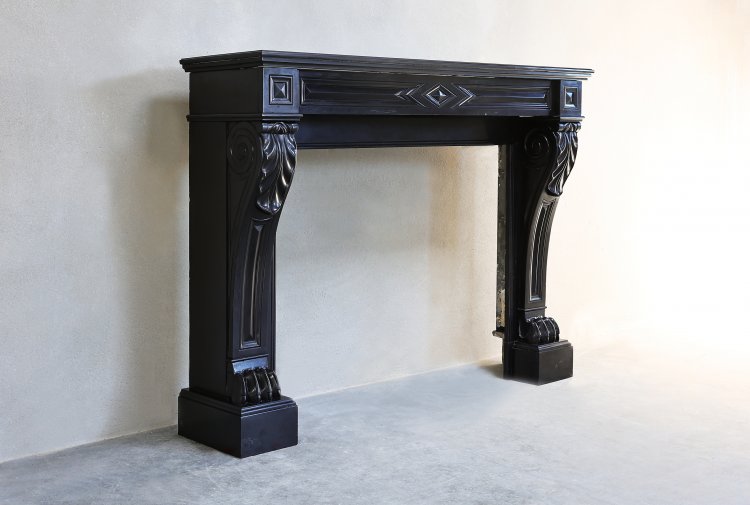 Noir de Mazy mantel