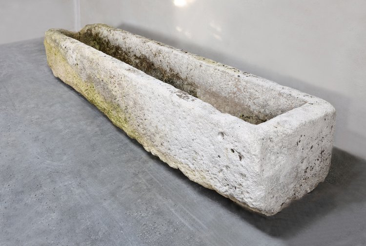 oude franse kalkstenen trog