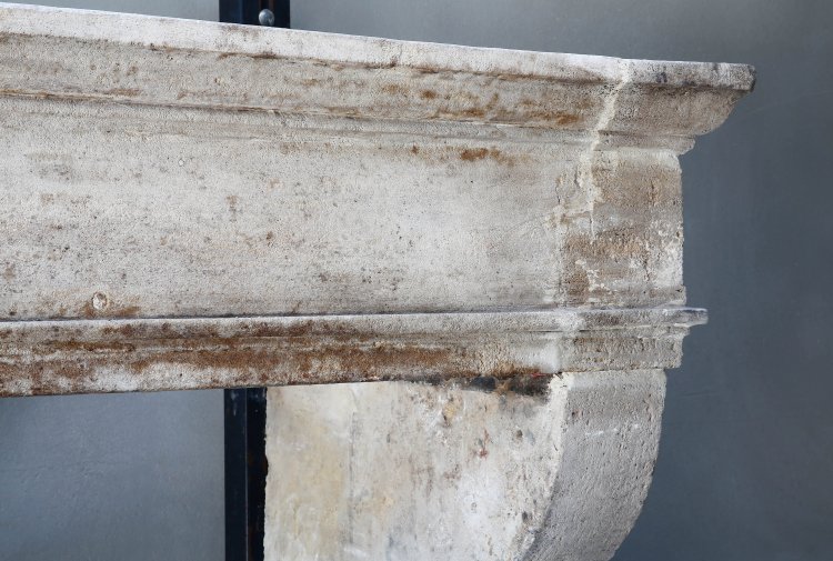Antieke franse kalksteen schouw