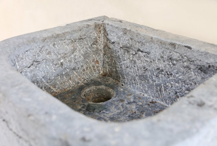 oude blauwsteen wasbak