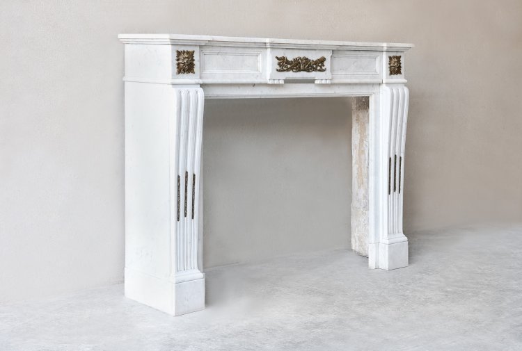 carrara marmeren schouw met verguld goud