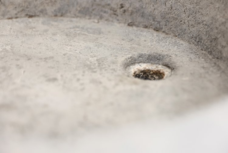 oude wasbak van franse bourgondische steen