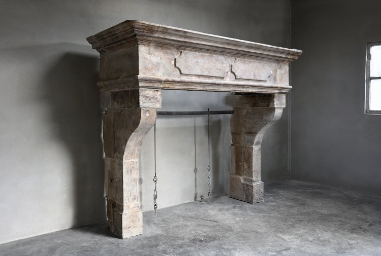 oude franse kalkstenen mantel