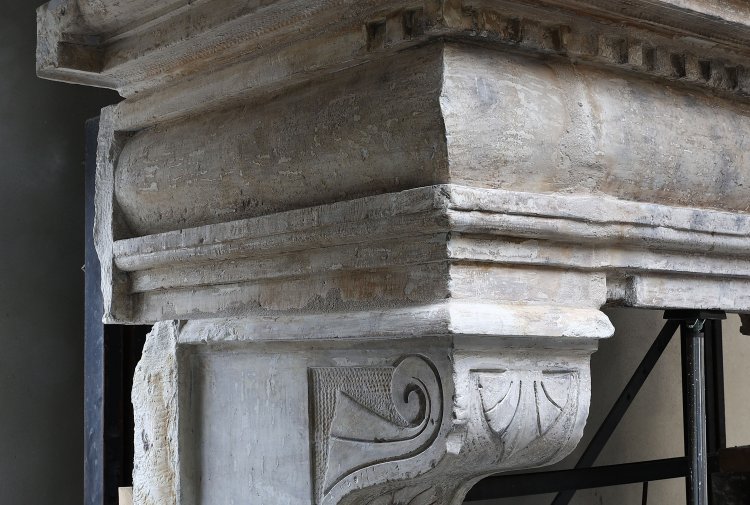 antieke franse kalkstenen cheminee met trumeau