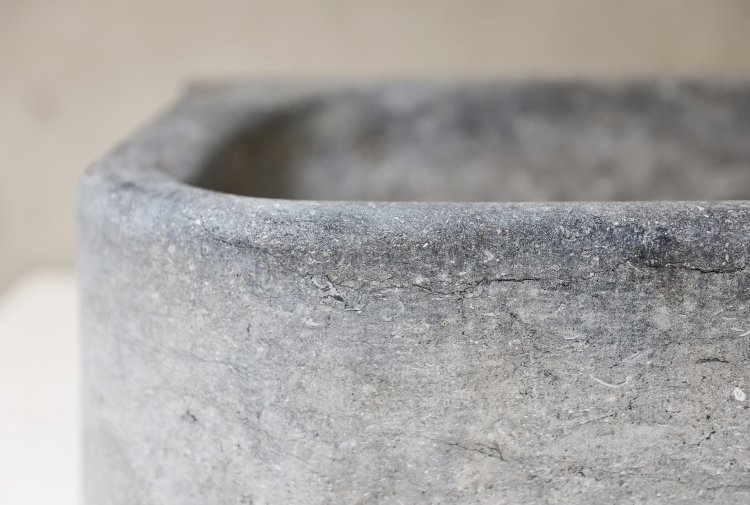 oude wasbak van belgisch hardsteen