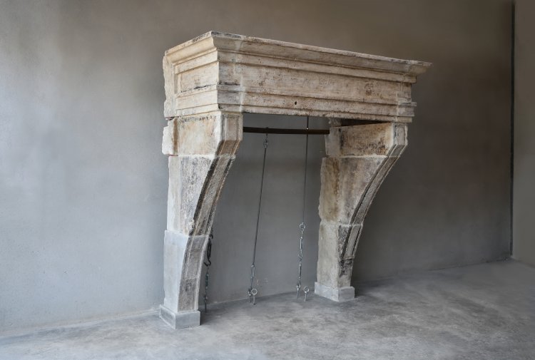 oude franse mantel van kalksteen