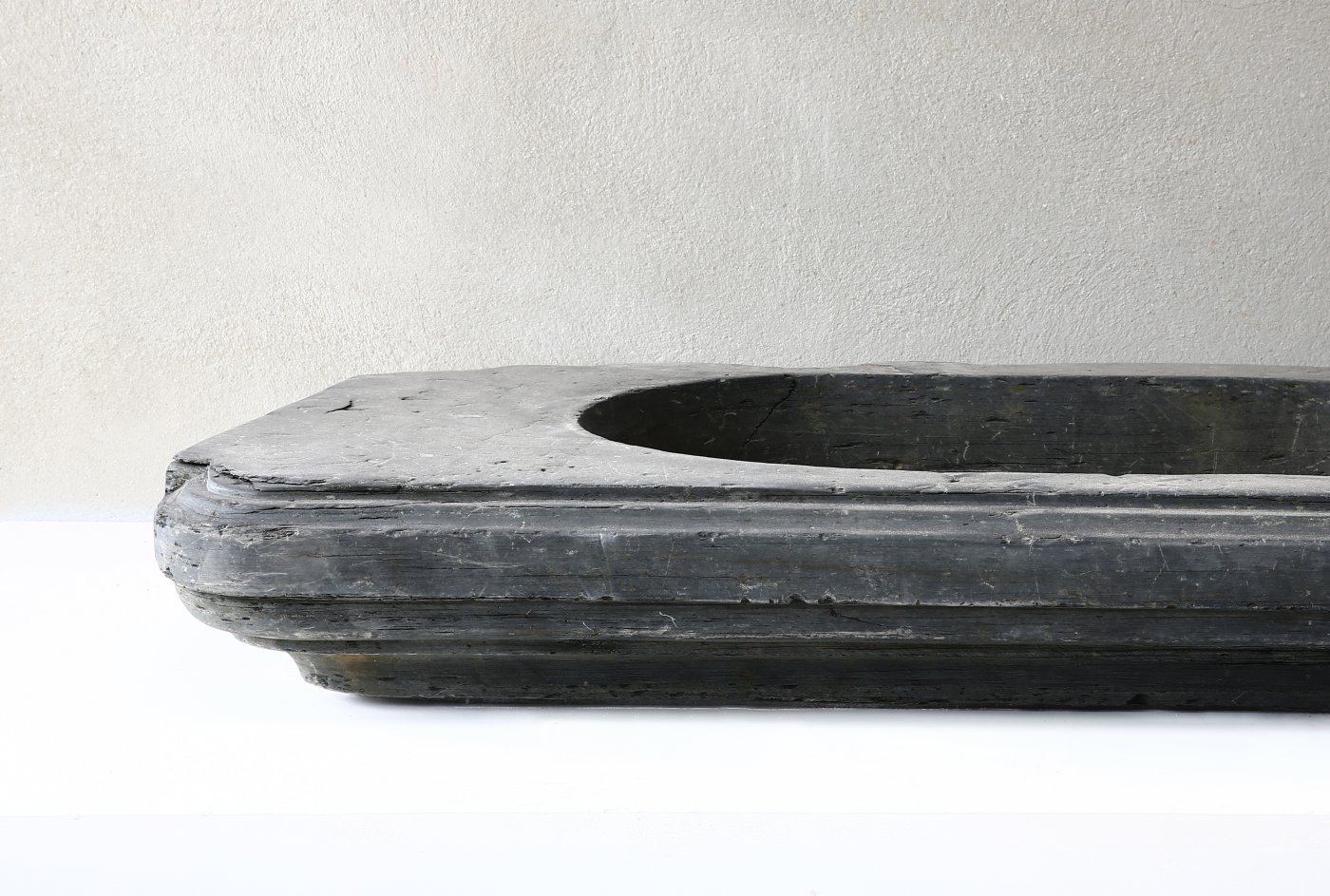 doel Dakraam Mars antieke wasbak van zwarte steen | De Opkamer | Antieke vloeren en schouwen