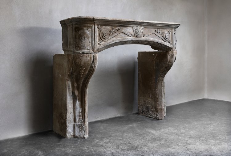 oude franse kalkstenen mantel
