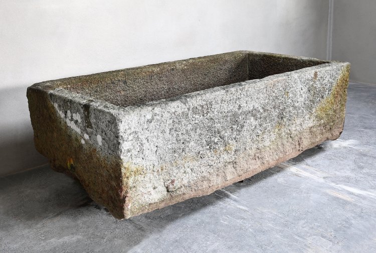 oude franse kalkstenen trog