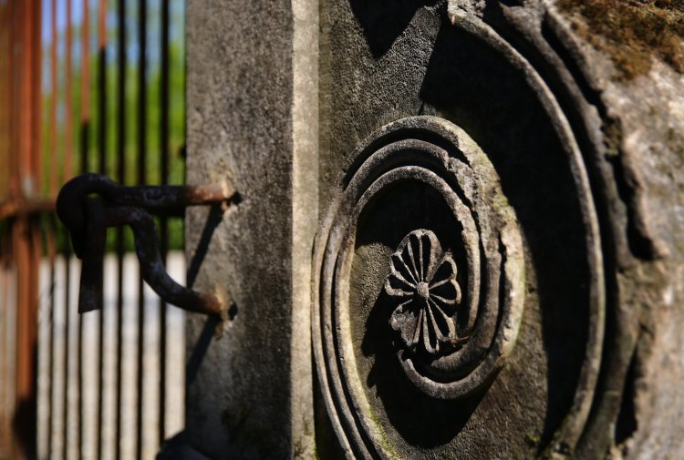 ijzeren poort met franse kalksteen pilasters