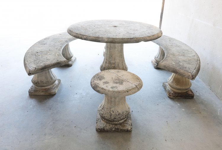 tafel, twee bankjes en twee krukje van franse kalksteen