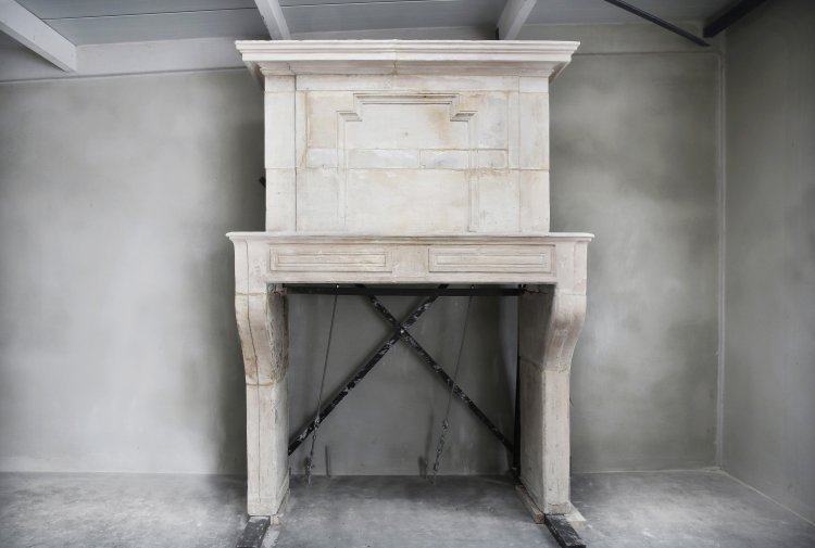 antieke franse kasteelschouw met trumeau