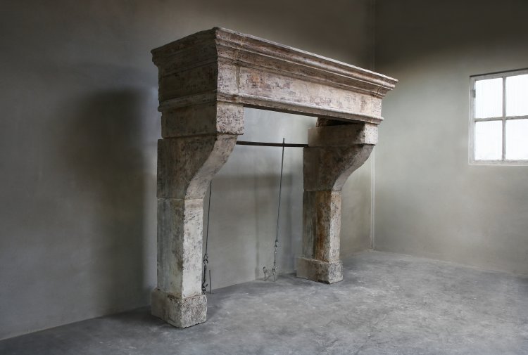 antieke franse kasteelschouw van kalksteen
