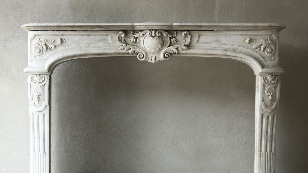 Antieke marmeren schouw of oude schouwmantel van Carrara marmer marmer