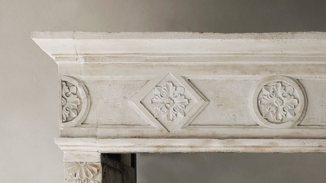 antieke kalkstenen schouw van Franse witsteen