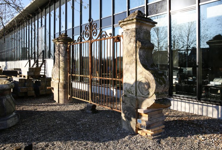 antieke gietijzeren poort met pilasters