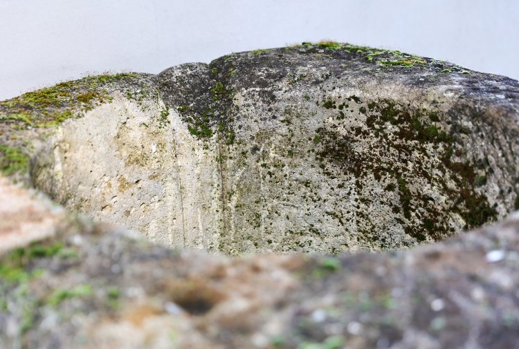 oude franse kalkstenen waterput