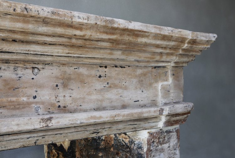 Antieke franse kalkstenen schouw