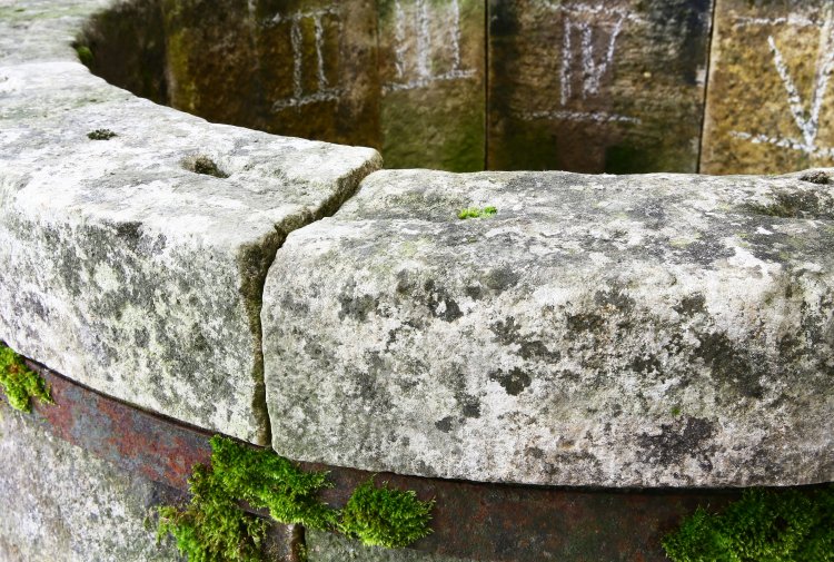 oude franse kalksteen waterput