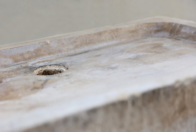 oude bourgondische stenen wasbak